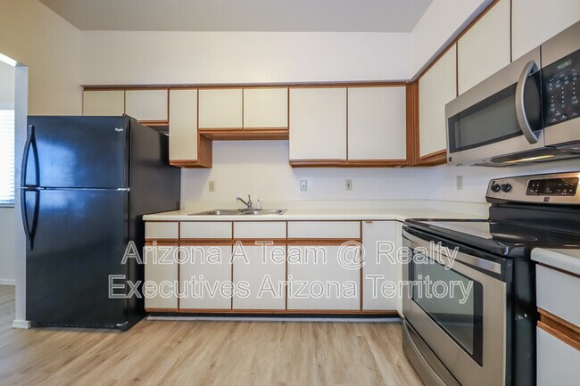 Building Photo - 312 E 24th St