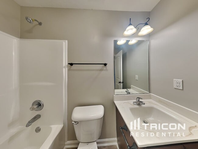 Building Photo - 3450 Southwood Dr