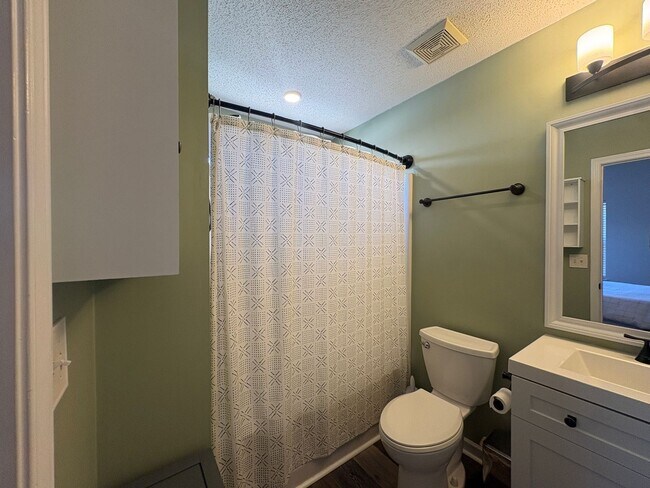 Building Photo - Modern & Spacious Townhome Beside Riverside High School!