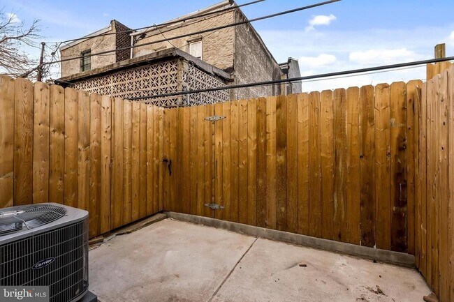 Building Photo - 2154 N Fairhill St