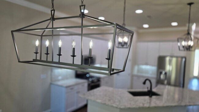 Building Photo - FOR RENT 4 BEDROOM 3 BATHROOM HOME