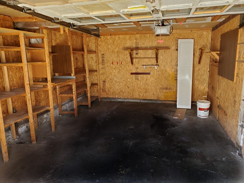 LARGE GARAGE AVAILABLE - 27 Richmond St