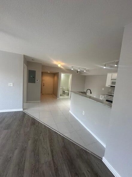 Building Photo - 141 SW Palm Dr