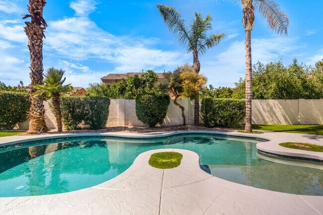 Building Photo - Gorgeous Everything you Need 4Bedroom plus Den Chandler Home!