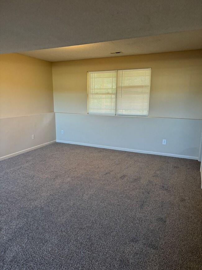 Building Photo - Split Level Three Bedroom 2.5 Bath with Tw...