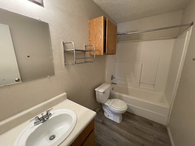 Building Photo - Cute 2 bed 1 bath duplex with large storag...