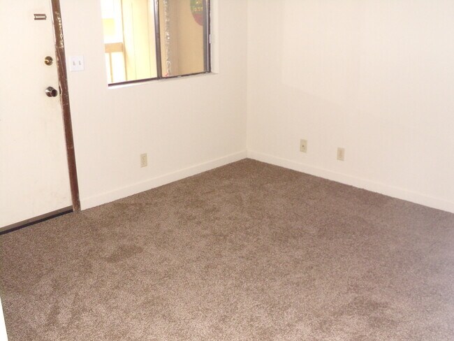 Building Photo - BCR - 2227 A Street - Nice 2 BR Apt