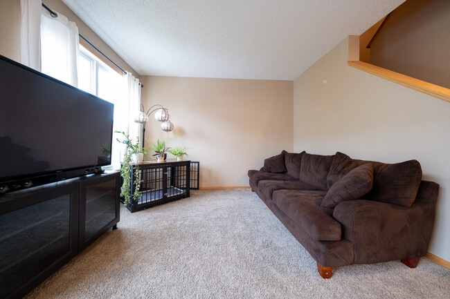 Building Photo - 706 Village Pkwy