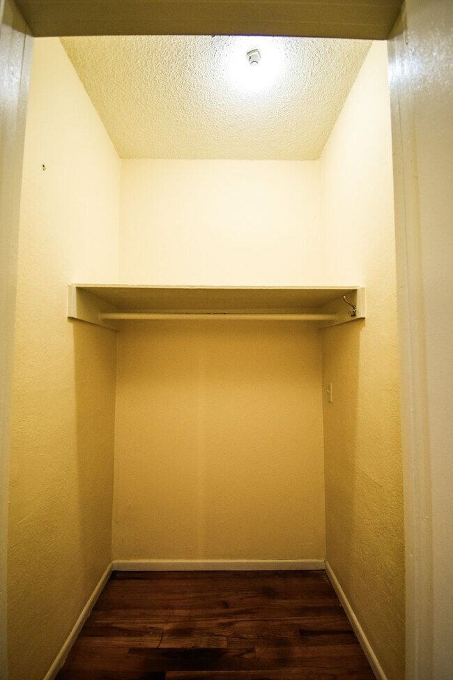 Building Photo - Spacious 4BD/2BA Two-Story Home w/ Fenced Yard & Huge Basement! Pets OK!