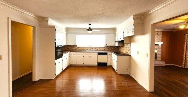 Building Photo - Beautiful 3 Bed 2 Bath Corner Lot