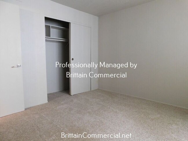 Building Photo - Spacious 2 Bedroom 1.5 Bath Townhouse Apar...