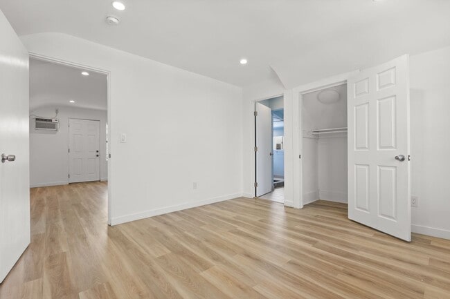 Building Photo - This spacious 1 bedroom, 1 bathroom apartm...