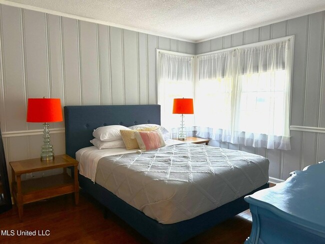 Building Photo - 1323 3rd St