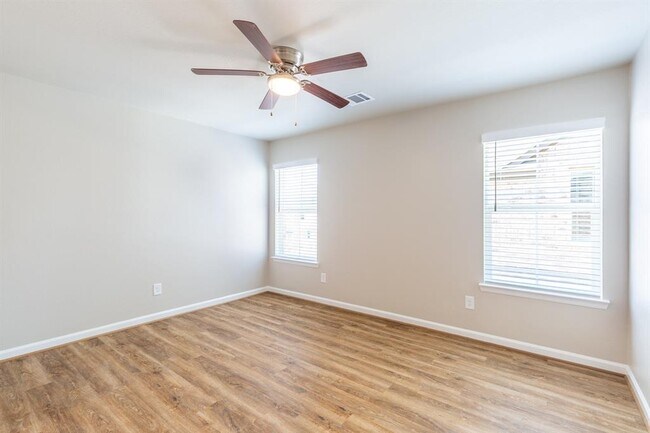 Building Photo - 233 Park Place Cir