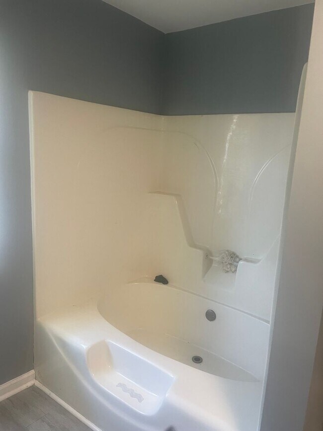 Building Photo - Knoxville 37920 - 3 bedroom, 1 bath home -...