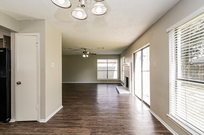 Building Photo - 15511 Evergreen Grove Dr