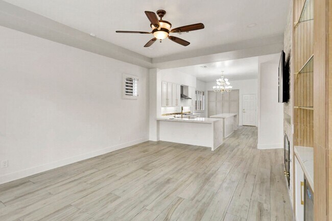 Building Photo - 5 Bedroom Pool Home Located In Summerlin G...