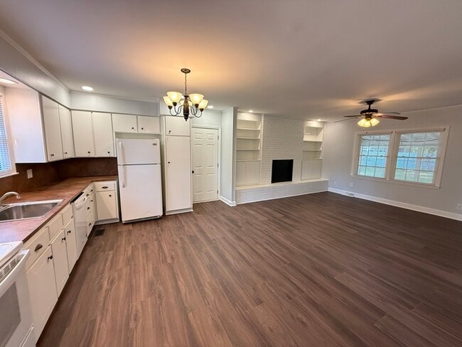 Building Photo - Charming Vintage Ranch, Den, Fireplace, Screened Porch