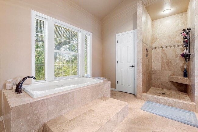 Building Photo - 1207 Lakeway Dr