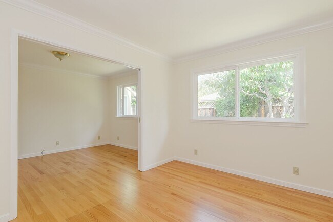 Building Photo - Lovely home near the Willows