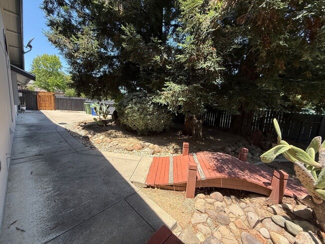 Building Photo - Get $400 Off Your 1st Month's Rent