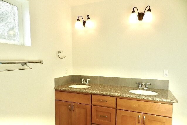 Building Photo - Updated University Place Townhome: 3 Beds, 2 Baths, Garage + Driveway Parking