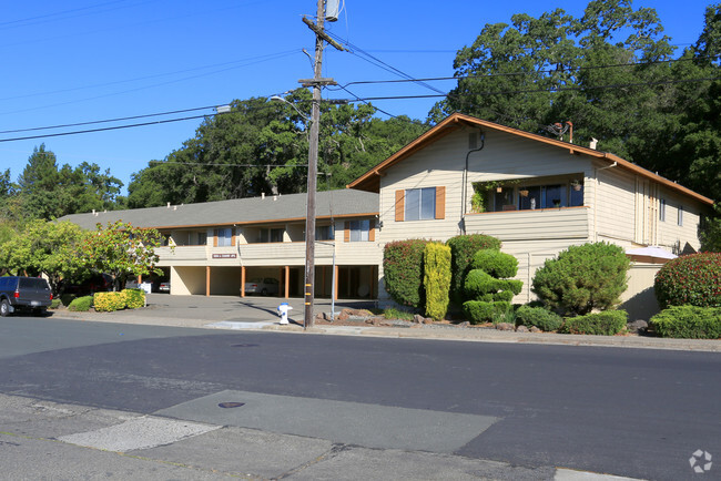 Building Photo - Town and Country Apartments
