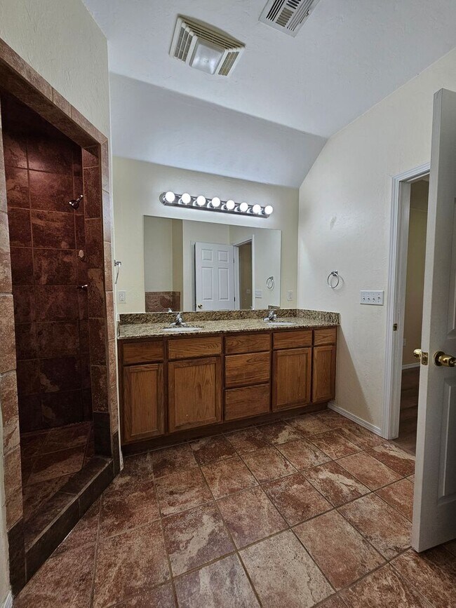 Building Photo - Moore Rental! Available NOW!