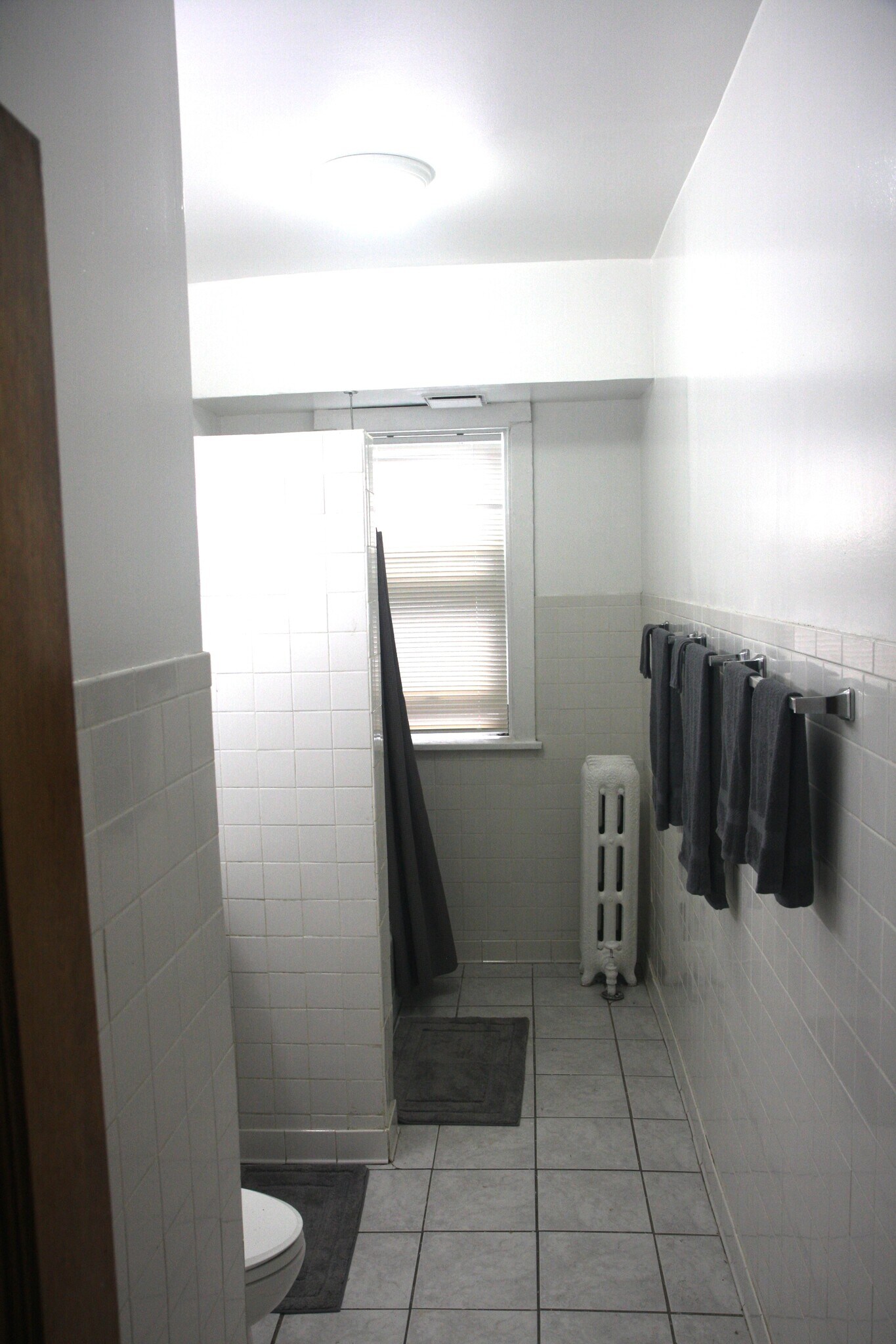 Large bathrroms common in vintage buildings - 1417 W Rosemont Ave