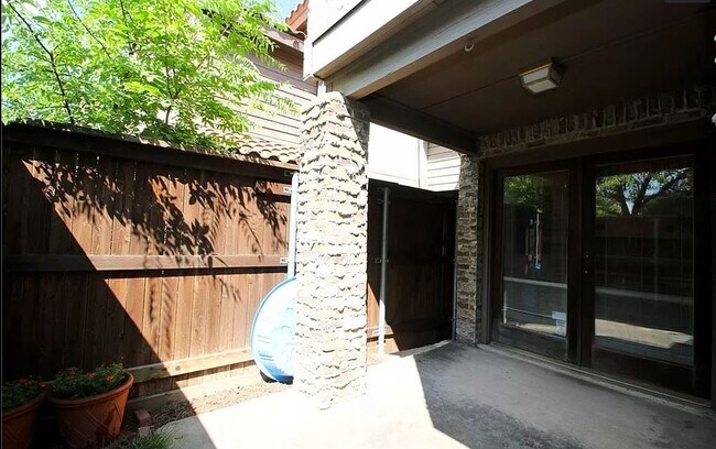 Building Photo - 336 Melrose Dr