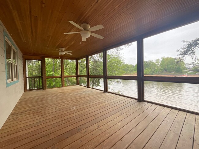 Building Photo - Quiet 3 bedroom/2 bath lake house with pri...