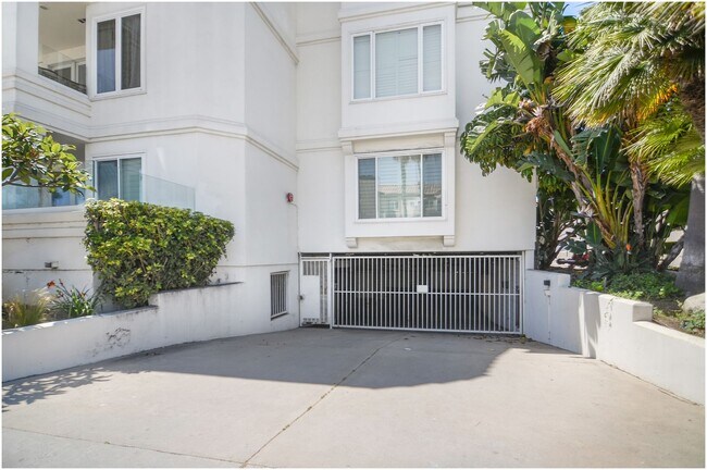 Building Photo - Oceanfront Penthouse in Huntington Beach!!