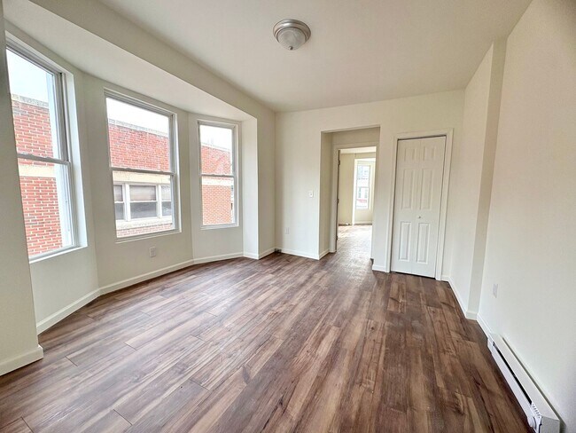 Building Photo - 133 W Maple St