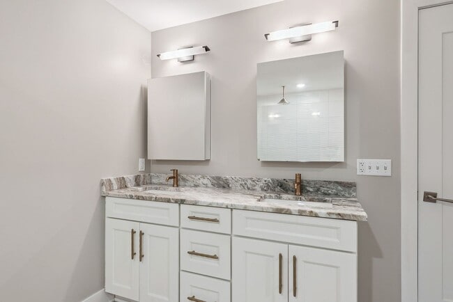 Building Photo - Luxury Condo in Dublin's Coveted Bridge Pa...