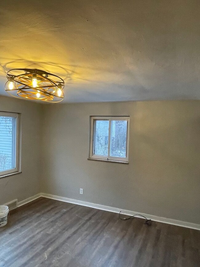 Building Photo - NEWLY UPDATED 2 BEDROOM / 1 BATH ATTACHED ...