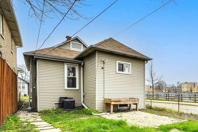 Building Photo - 927 Flournoy St