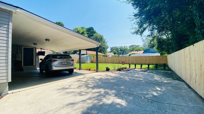 Building Photo - Three bedroom one bath!