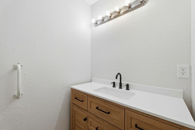 Building Photo - FULLY REMODELED MODERN SPACIOUS TOWNHOUSE!!!