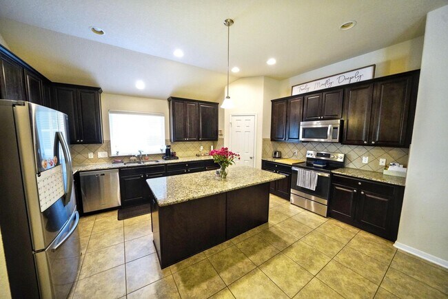 Building Photo - Stunning 3-Bedroom Home with Office in Charleston Parke, Cibolo - Realtor Commission offered: $500
