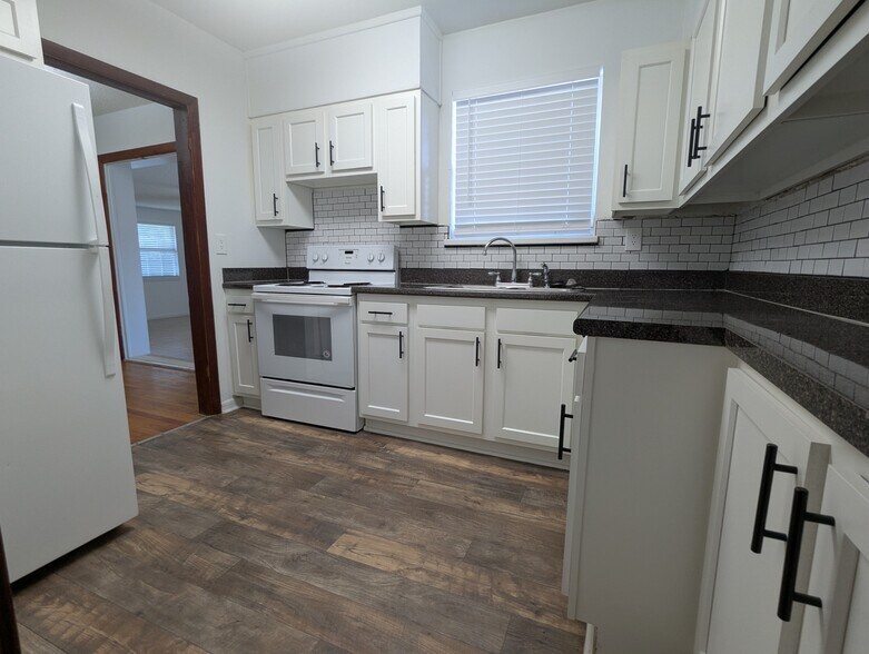 Building Photo - 3557 Edgewater Dr
