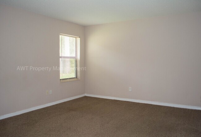 Building Photo - Updated 3/2. Great Location