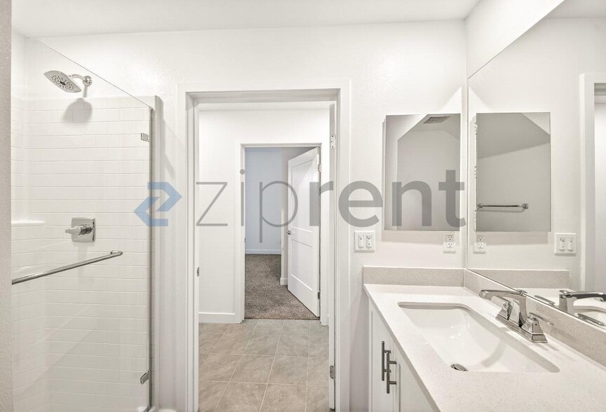 Building Photo - 2215 W Orange Ave