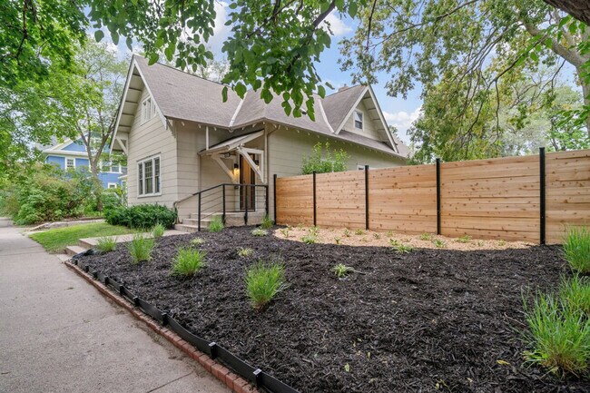 Building Photo - 1115 W 31st St