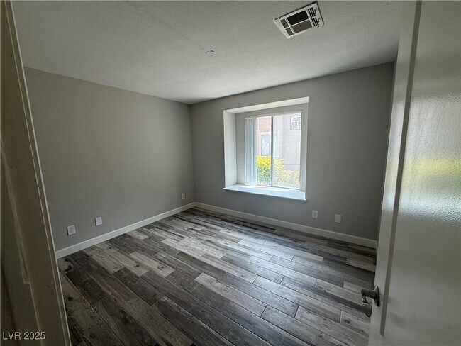Building Photo - 7200 W Pirates Cove Rd
