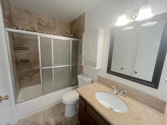 Building Photo - SPACIOUS 2BED/2BATH TOWNHOUSE