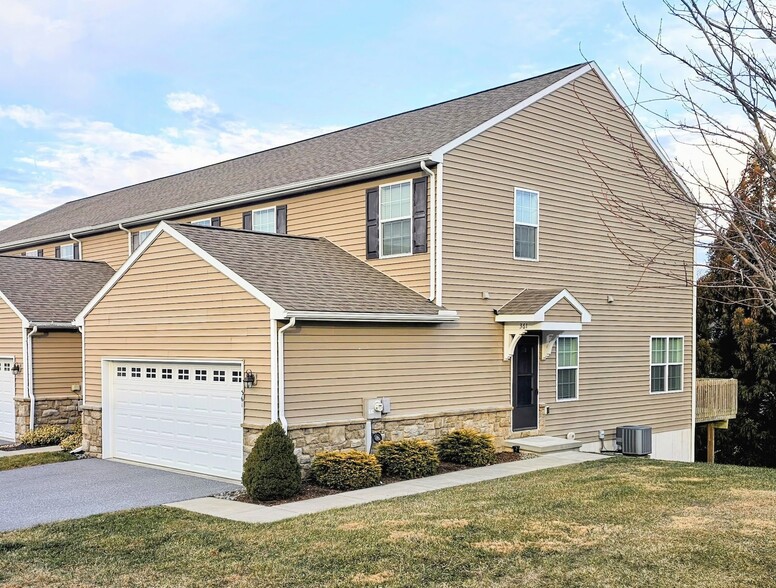 Building Photo - 361 Cedar Holw