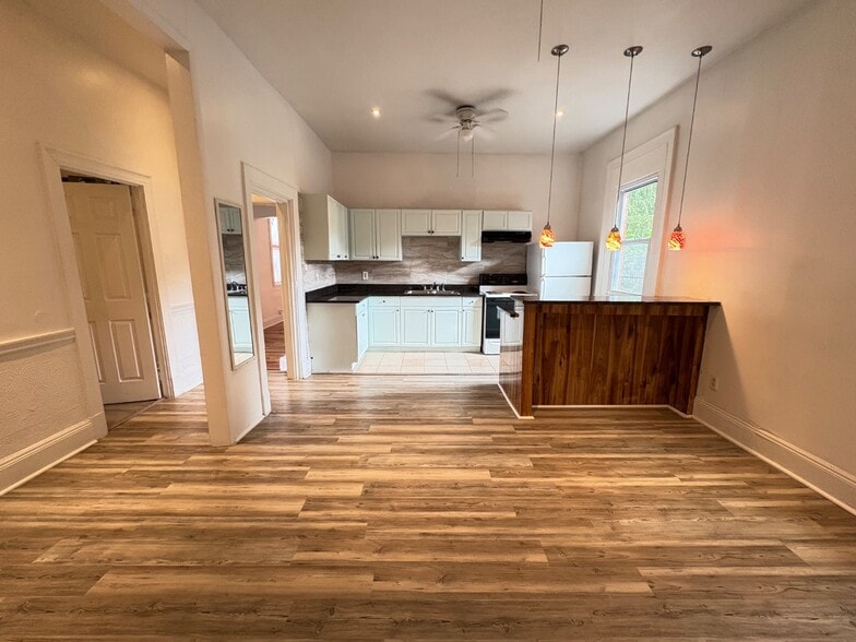 Building Photo - 5809 Hobart St