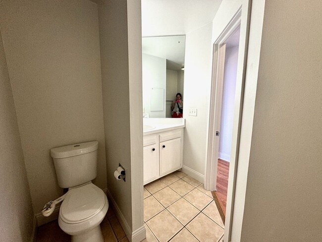 Building Photo - 2233 Victor St