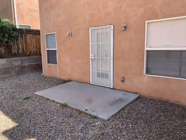 Building Photo - 3 bd / 2.5 bth / 2 car garage near UNM, CN...