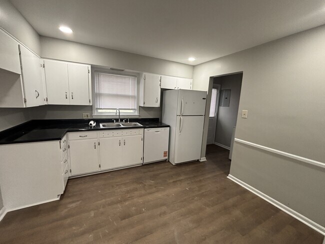 Building Photo - 1724 Silver Ln